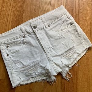 AMERICAN EAGLE WHITE DENIM SHORTS